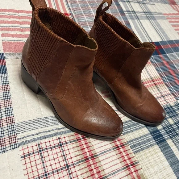 UGG Collection, made in Italy… Women’s Ankle Leather Boots, w/ shearling sole. - Picture 11 of 12